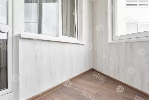 Отделка балкона МДФ панелями с эркерным остеклением Rehau Отделка балкона МДФ панелями с эркерным остеклением Rehau