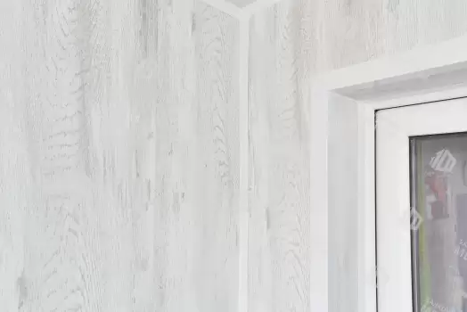 Отделка балкона МДФ панелями с эркерным остеклением Rehau Отделка балкона МДФ панелями с эркерным остеклением Rehau