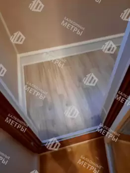 Отделка балкона панелями ПВХ и ламинат и установка кованого настенного плафона