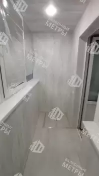 Отделка пола и потолка на балконе в кирпичном доме индивидуальной планировки Отделка пола и потолка на балконе в кирпичном доме индивидуальной планировки