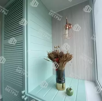 Хранение вещей и зона отдыха на балконе